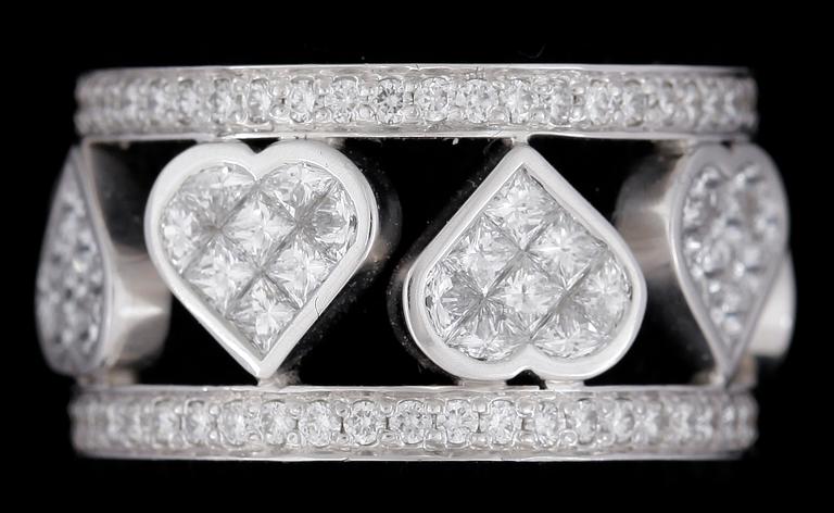 RING, 18k vitguld med olikslipade diamanter tot ca3,33ct. Vikt ca11g.