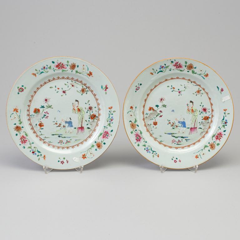 TALLRIKAR, ett par, kompaniporslin. Qingdynastin, Qianlong (1736-95).