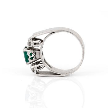 RING med smaragdslipad smaragd, ca 0,56 ct och briljantslipade diamanter, totalt ca 0,20 ct.