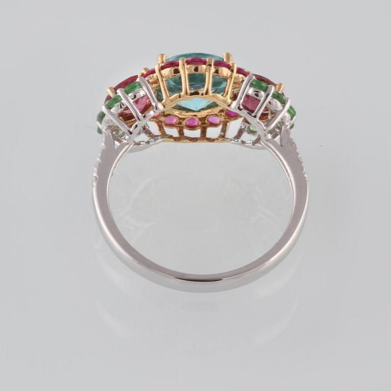 RING, 18K vitguld med bl a briljantslipade diamanter ca 0.10 ct samt rubiner ca 0.39 ct. Vikt 3,6 gram.