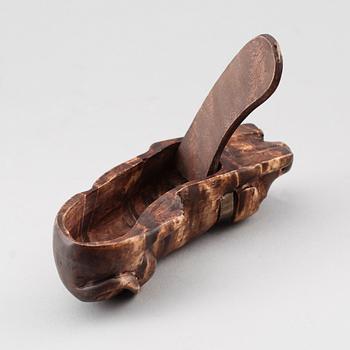 SNUSHUND, skuret trä med silverhalsband, 1915.