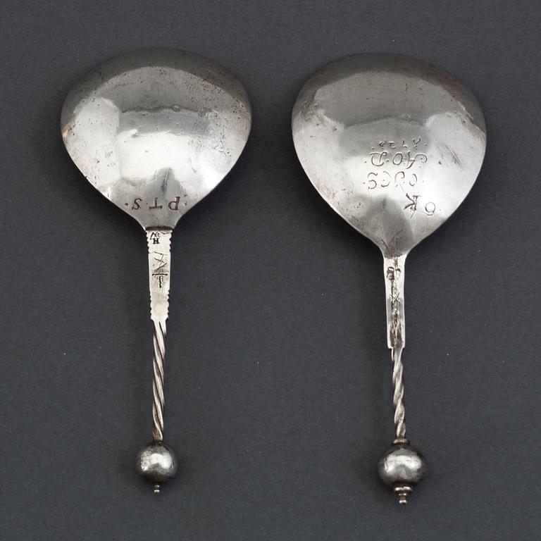 Skedar med kulknopp, 2st, silver, otydliga stämplar, Skandinavien 1700-talets förra hälft.