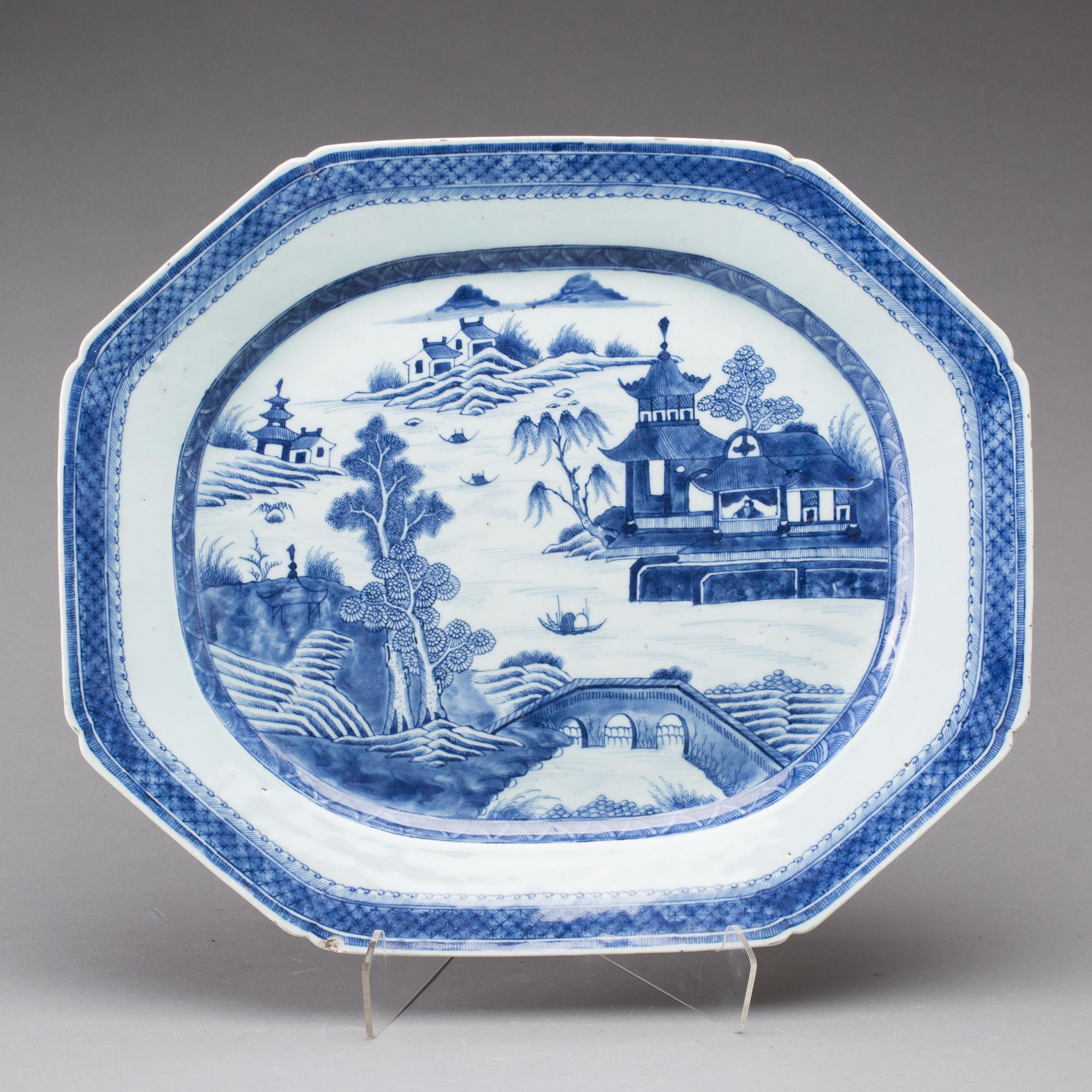 A BLUE AND WHITE TUREEN AND A BLUE AND WHITE SERVING DISH, CHINA, 18th/19th CENTURY.