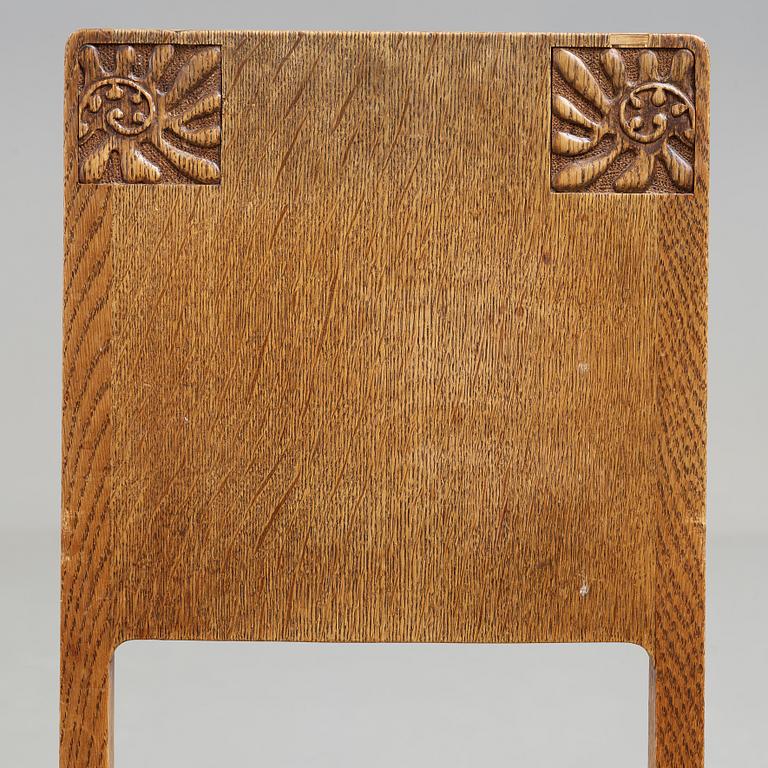 A Art Nouveau oak set with dining table, seven chairs and a side table, Finland, early 1900's.