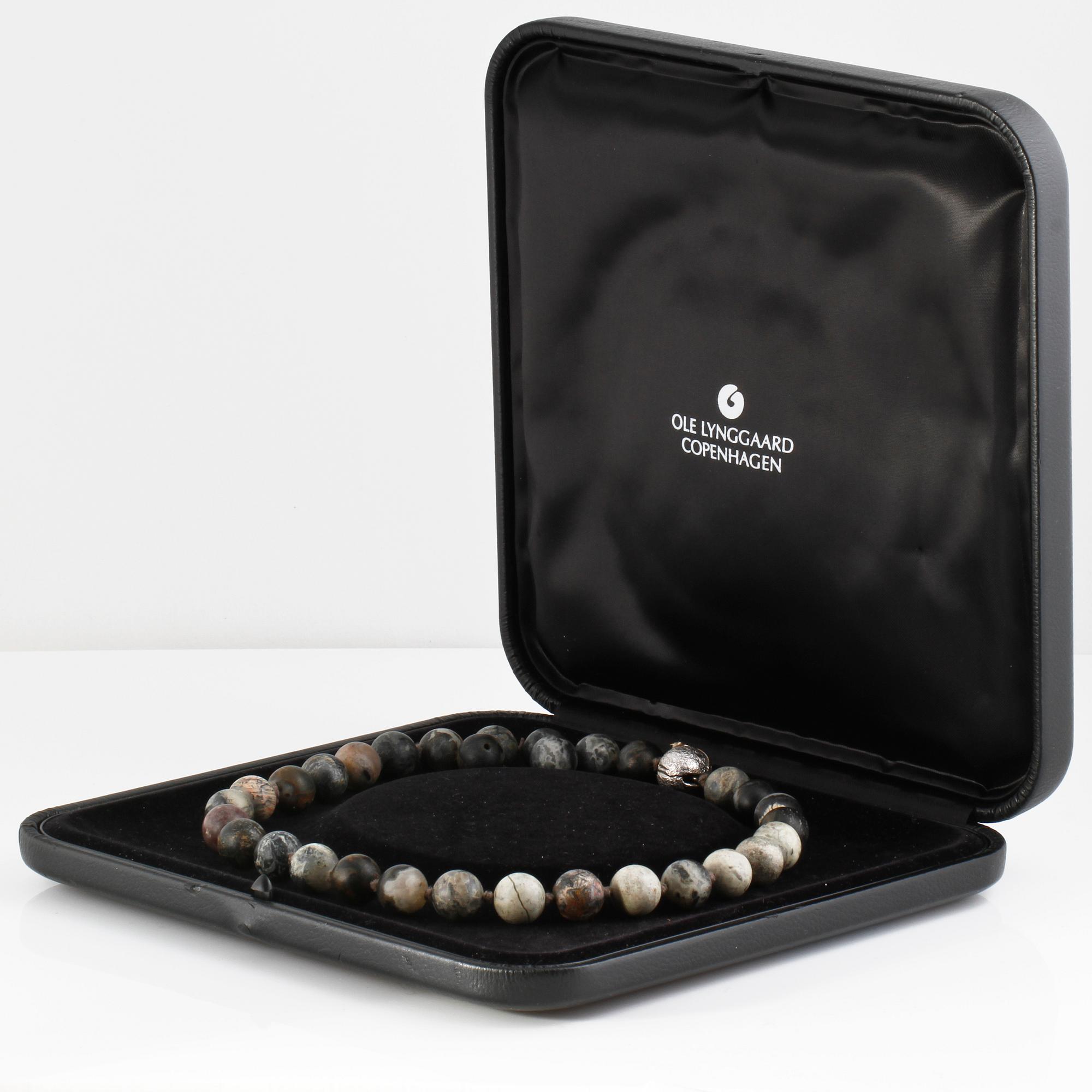 COLLIER, kulor i skiktsten, lås med 2 briljantslipade diamanter 0.08 ct.