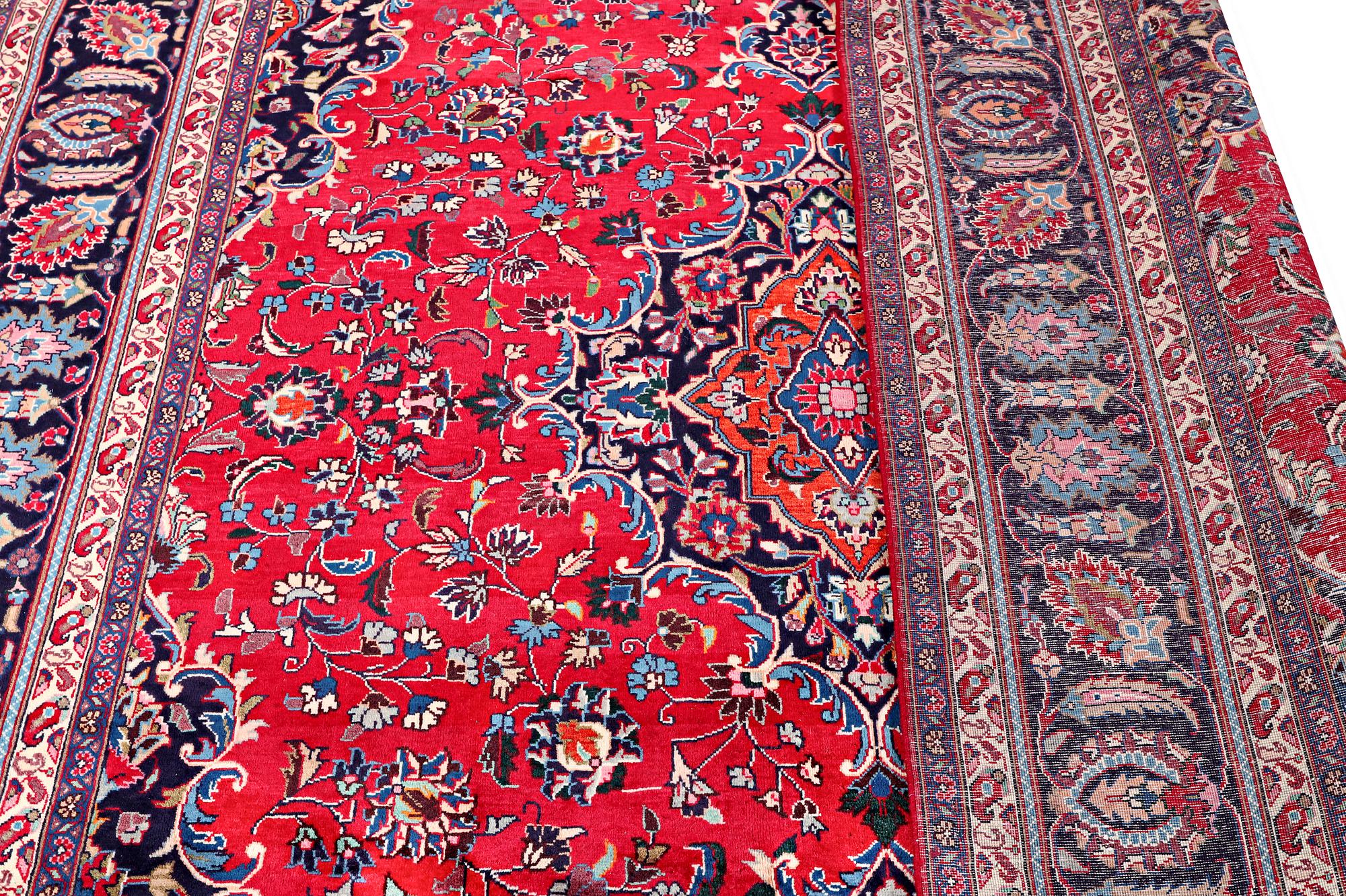 A Kashan carpet, c. 358 x 244 cm.