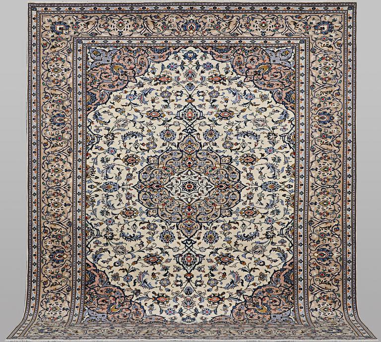 A carpet, Kashan, ca 326 x 257 cm.