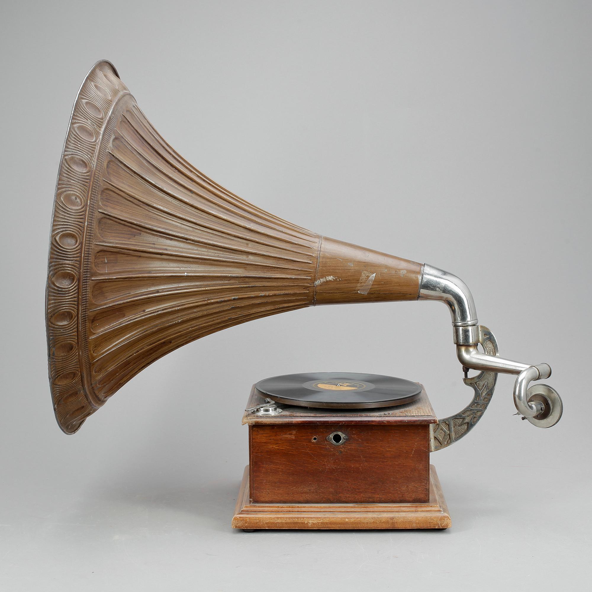 TRATTGRAMOFON, 1900-talets första hälft.