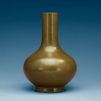A Chinese tea dust green vase, with Qianlong seal mark.