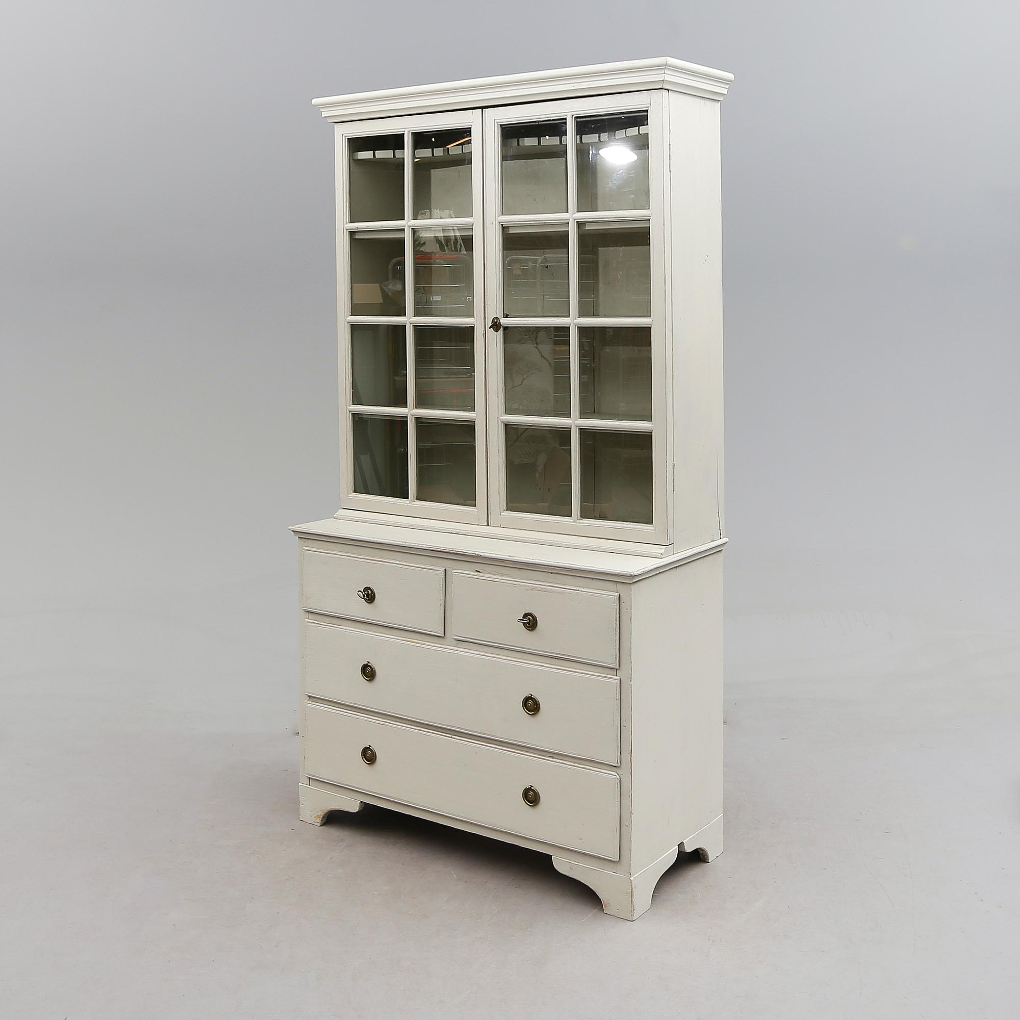 VITRINSKÅP, 1800-talets första hälft, senare montering.