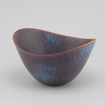 A stoneware bowl by GUNNAR NYLUND for Rörstrand, third quarter of the 20t century.