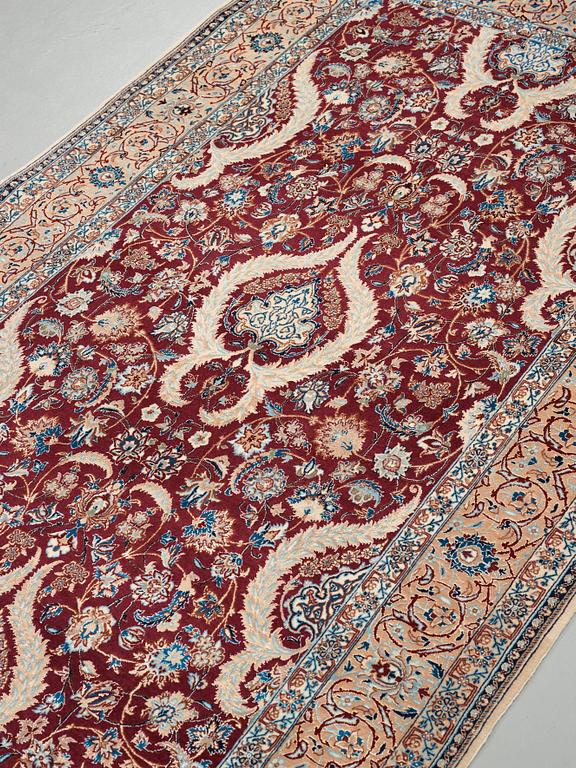 MATTO, a semi-antique/old Esfahan/Nain part silk, ca 232,5 x 137,5 cm (as well as one end with ca 1 cm flat weave).