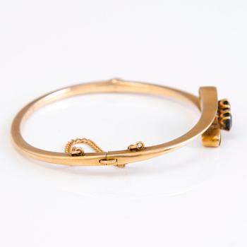 ARMRING, 14K guld med två safirer, stämplad på kyrilliska Bok, S:t Petersburg, sent 1800-tal.