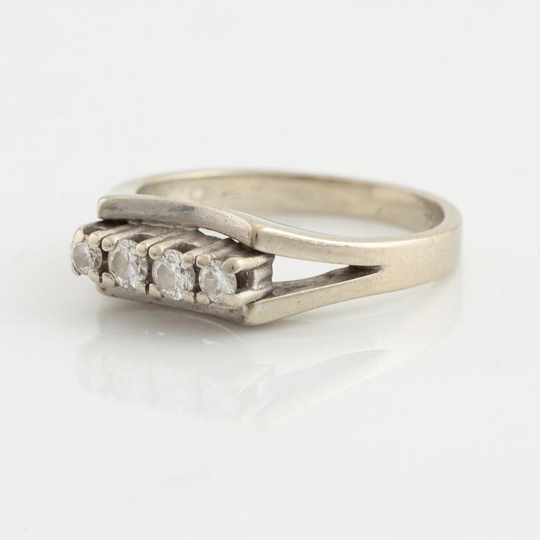 Ring, 18K white gold and four brilliant-cut diamonds.