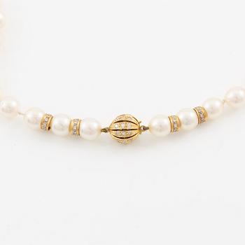 Necklace of cultured pearls, clasp in 18K gold set with eight-cut diamond and dividers with round brilliant-cut diamonds.