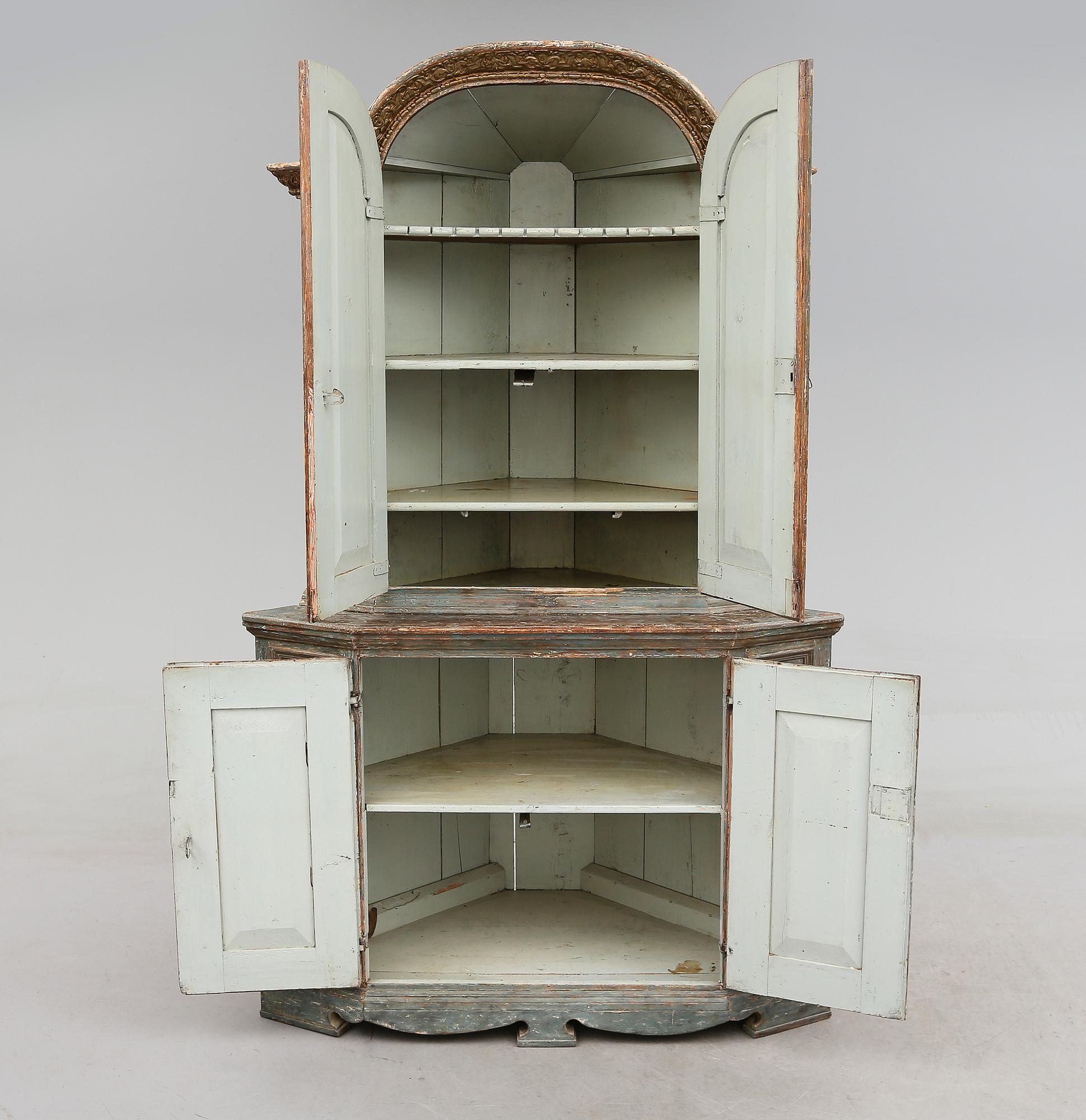 HÖRNSKÅP, 1700-talets andra hälft.