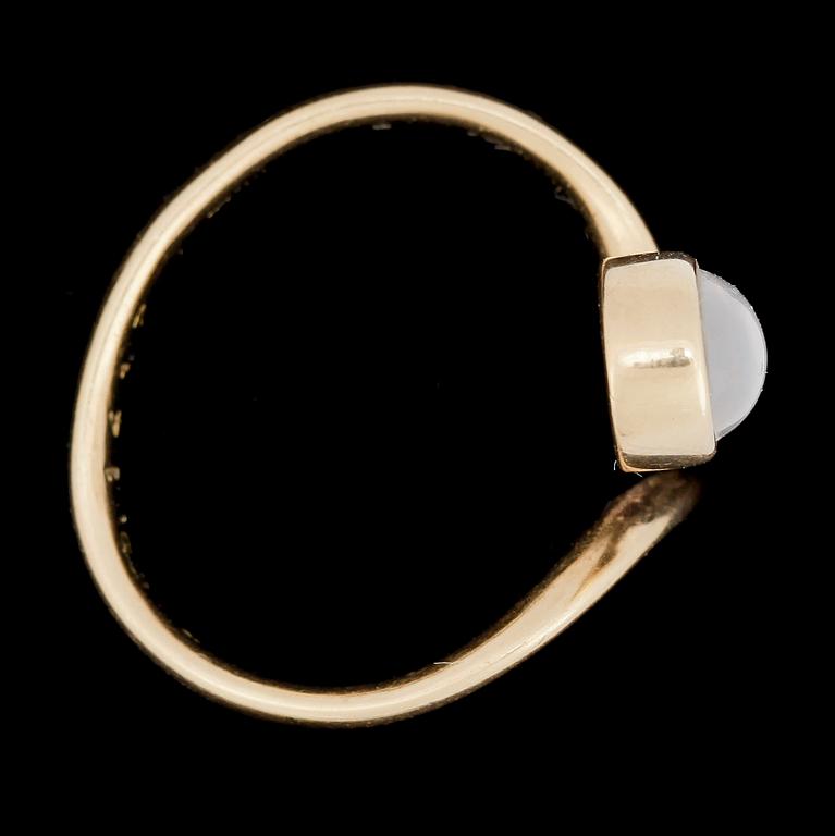 RING, 18K guld med cabochonslipad månsten, Vivianna Torun Bülow-Hübe för Georg Jensen, Danmark, nr1417. Vikt ca 4,2g.