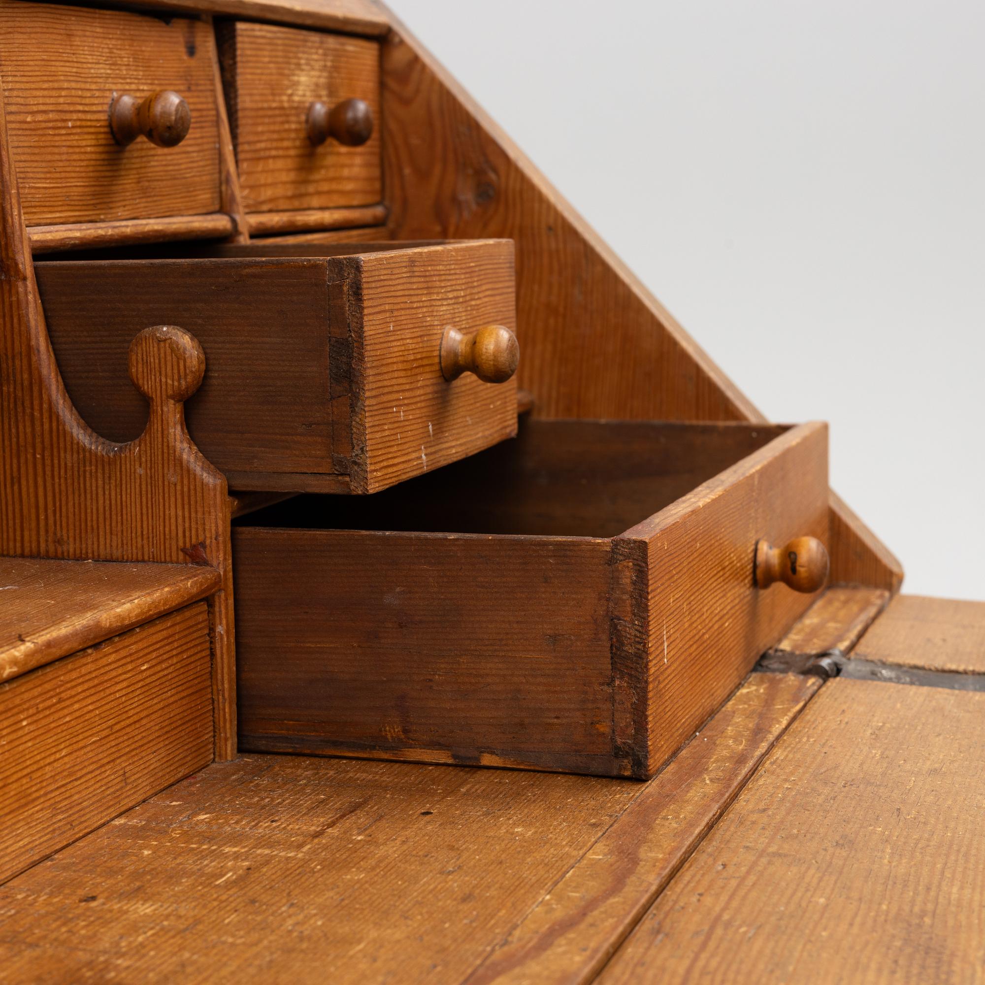 A writing cabinet, 18th/19th century.