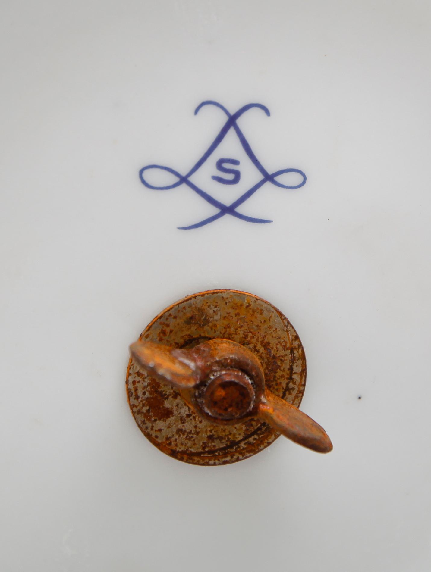 LOCKURNOR, 1 par, porslin, Sévresliknande märke, 1900-talets andra hälft.