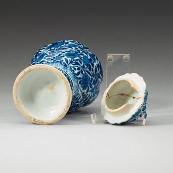 A blue and white urn with cover, Qing dynasty Kangxi (1662-1722).