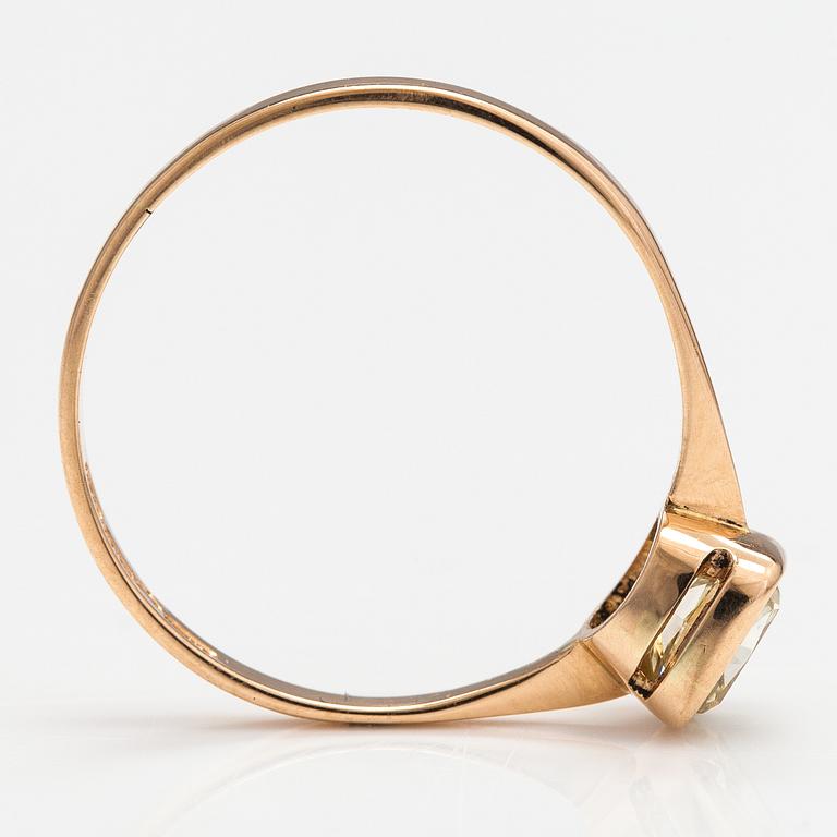 Ring, 14K guld, och cushionslipad diamant ca 0.65 ct. Henrik Jaakko Lehtovaara, Helsingfors 1981.