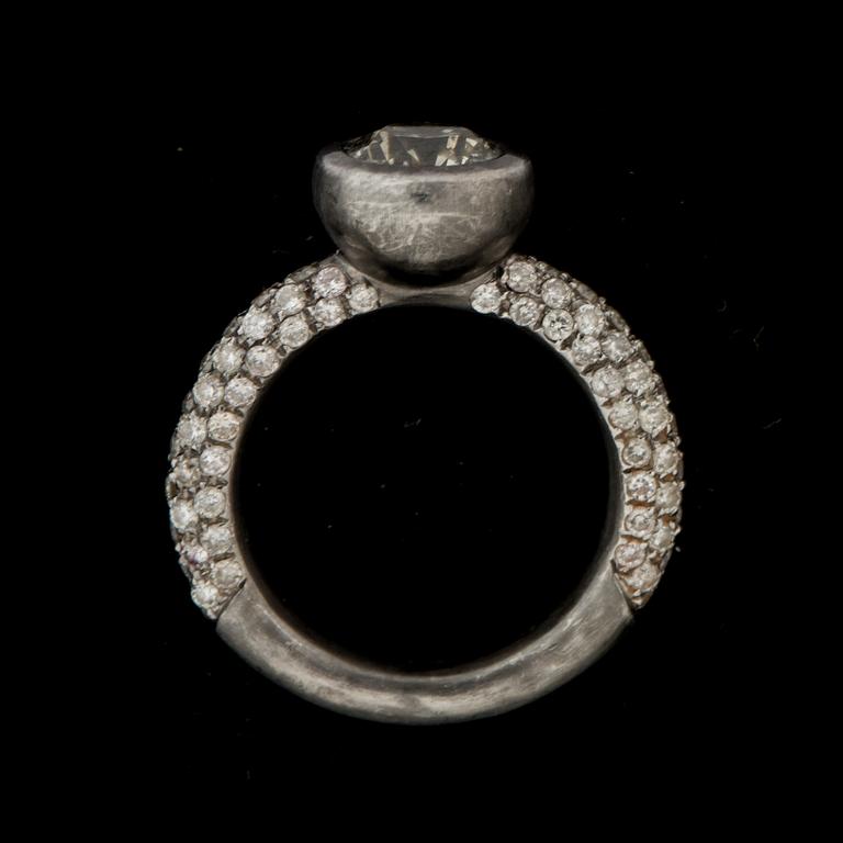 RING, 14 k guld med gammalslipad diamant ca 1,80 ct samt mindre briljantslipade diamanter ca 1,50 ct. Vikt ca 6 g.