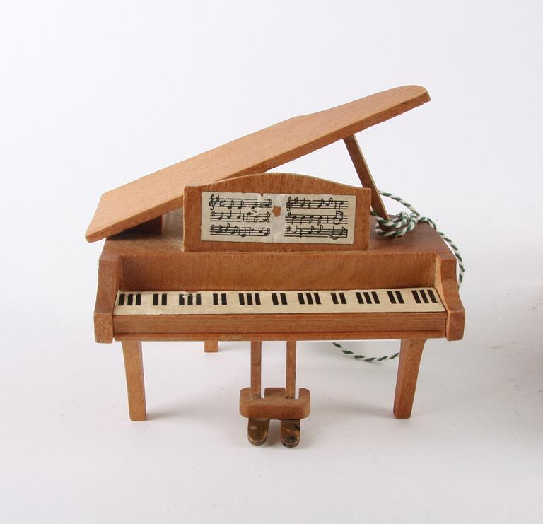 DOCKMÖBLER, trä, 4 st, 1900-tal.