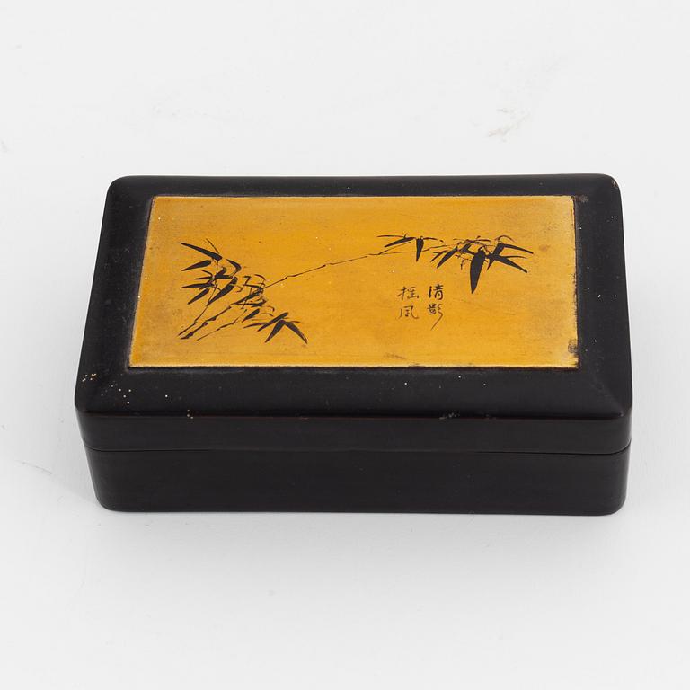 A Japenese lacquer box with cover, around 1900.