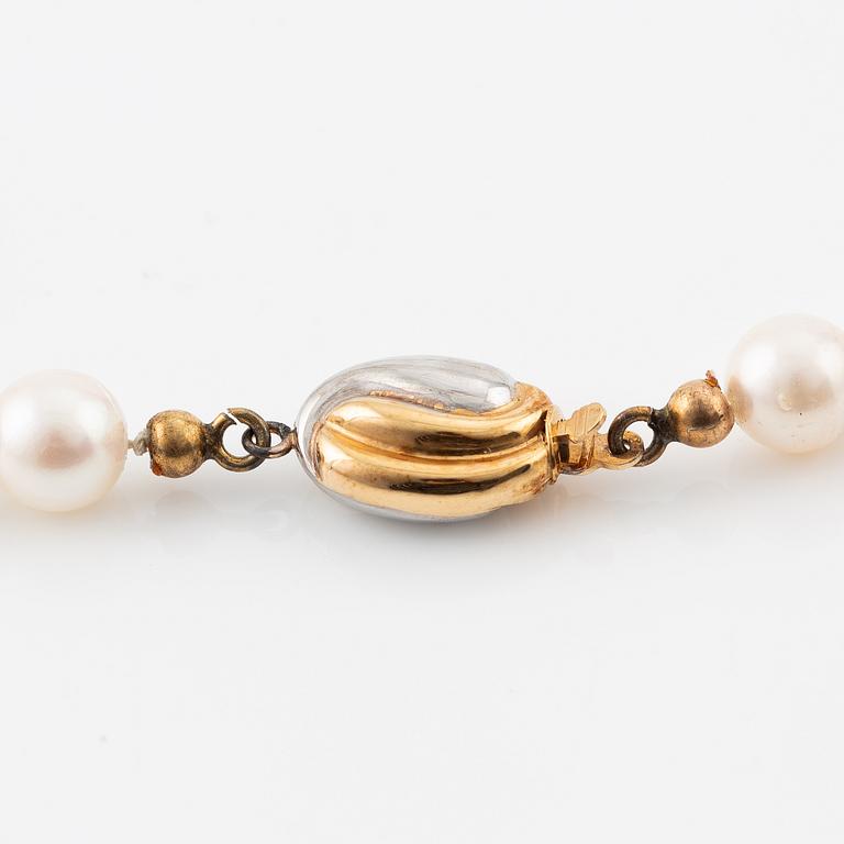 Pearl necklace, with cultured pearls, clasp in 18K gold.