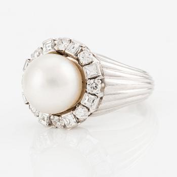A platinum W.A. Bolin ring with a pearl and round brilliant- and step-cut diamonds. Stockholm 1960.
