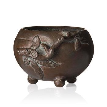 925. A peach shaped censer, Qing dynasty with an apocryphal Xuande mark.