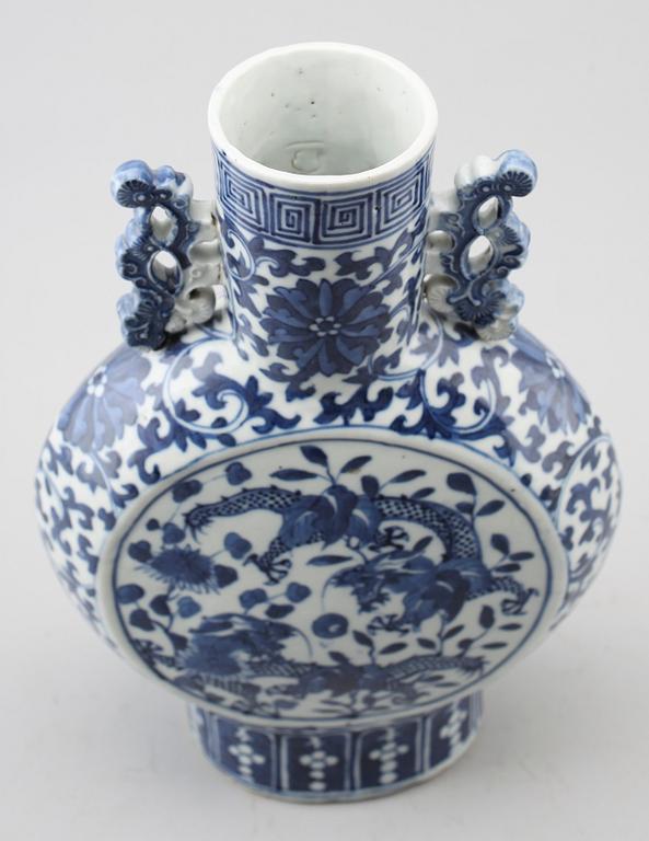 PILGRIMSKRUS, porslin, Kina, 1800-/1900-tal.