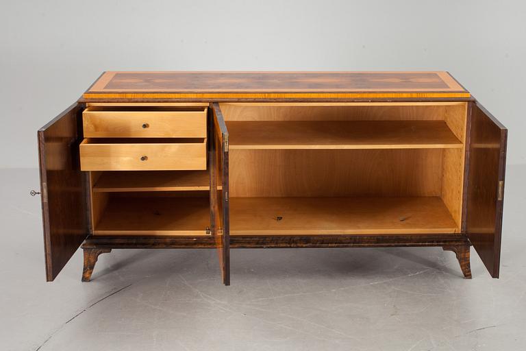 BORD OCH SIDEBOARD. Art Deco, 1900-talets första hälft.