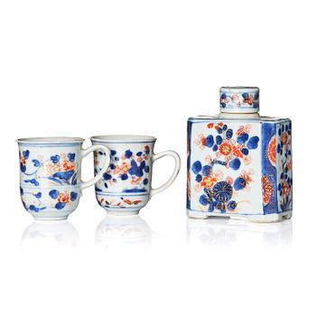 887. A set of two imari cups and a tea caddy, Qing dynasty, Kangxi (1662-1722). The tea cups with Johanneum mark.