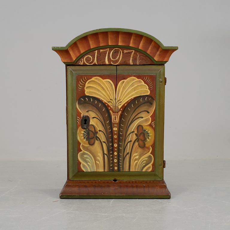 VÄGGSKÅP, allmoge, 1800-tal.