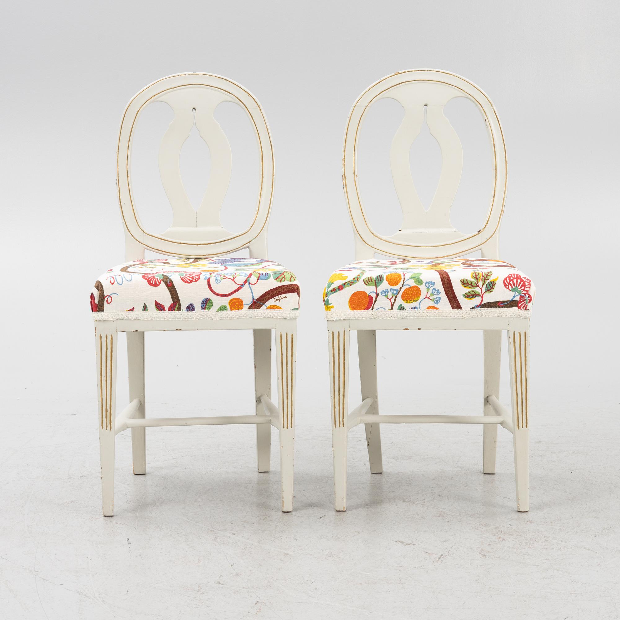 Stolar, ett par, gustavianska, omkring år 1800.