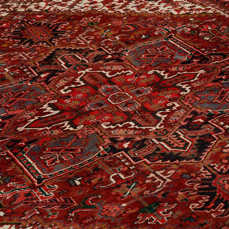 A carpet, semi-antique/old Heriz, ca 340 x 256 cm.