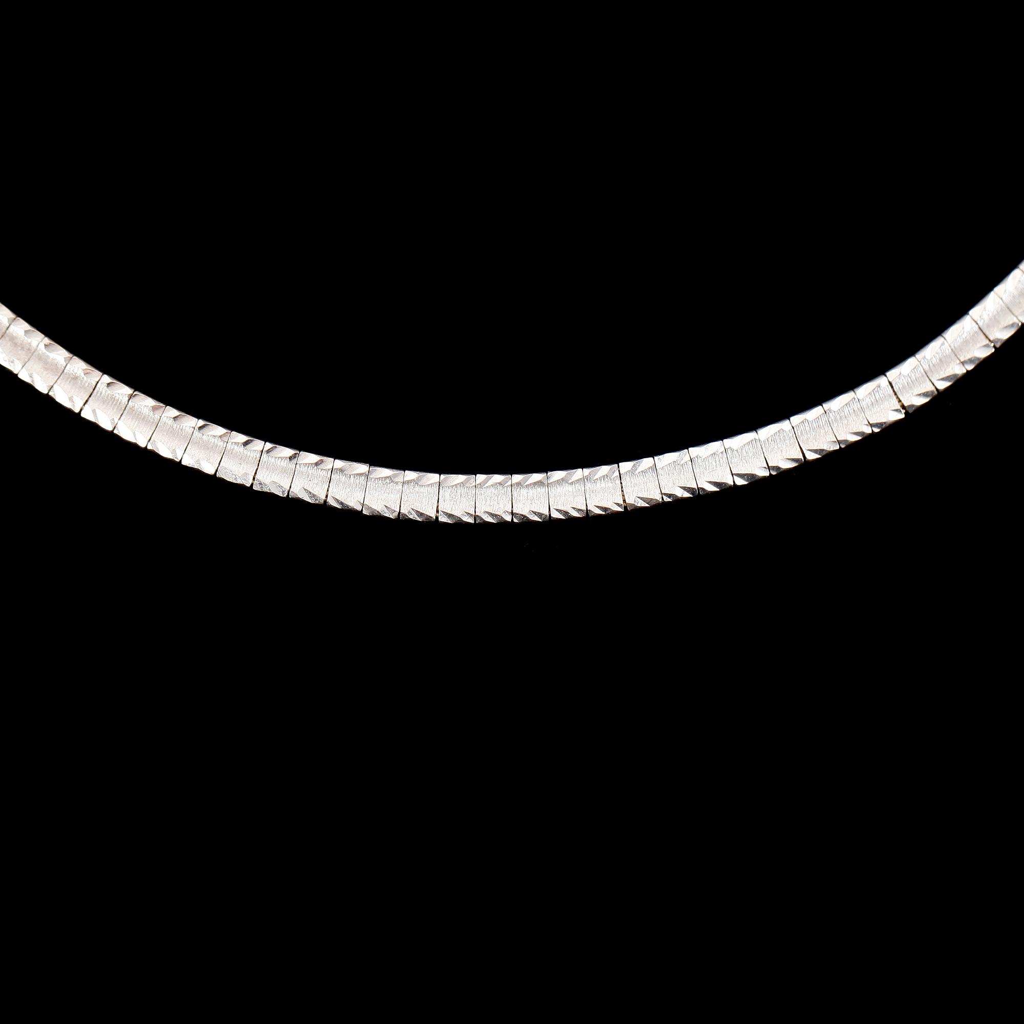 COLLIER, 18K vitguld. Total vikt ca 20 g.