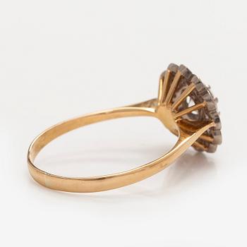 An 18K gold carmosé ring with brilliant cut diamond and octagon-cut diamonds.