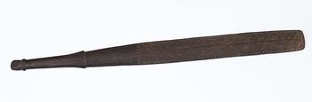 1130. CEREMONIELL KLUBBA. Trä. Nya Guinea omkring 1960-1970. Längd 70,5 cm.