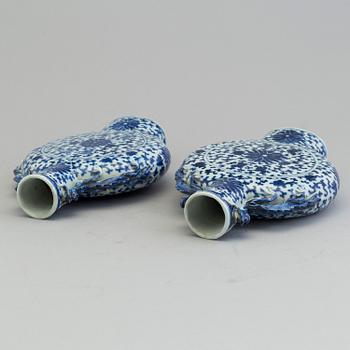 2 porcelain bottles, China 18th or 19th century.