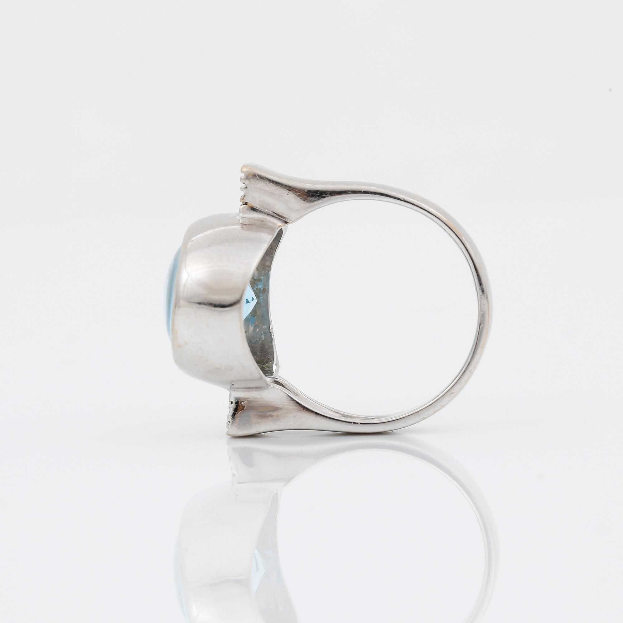 RING, 18K vitguld med cabochonslipad och fasetterad blå topas tot ca 9,18 ct, Arezzo, Italien. Vikt 9,23 g.