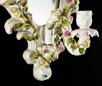 VÄGGLYSTRAR, ett par, porslin, omkring 1900-talets mitt.