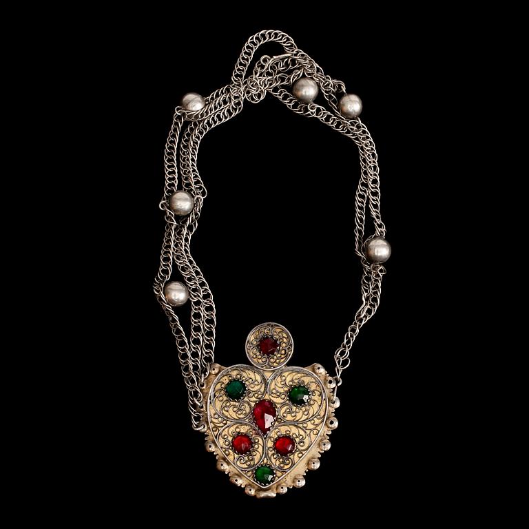 HALSLÅS, silver med färgade glasstenar. Stockholm 1883. Vikt 60 g.