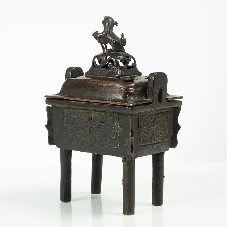 A Chinese bronze censer, Qing dynasty.