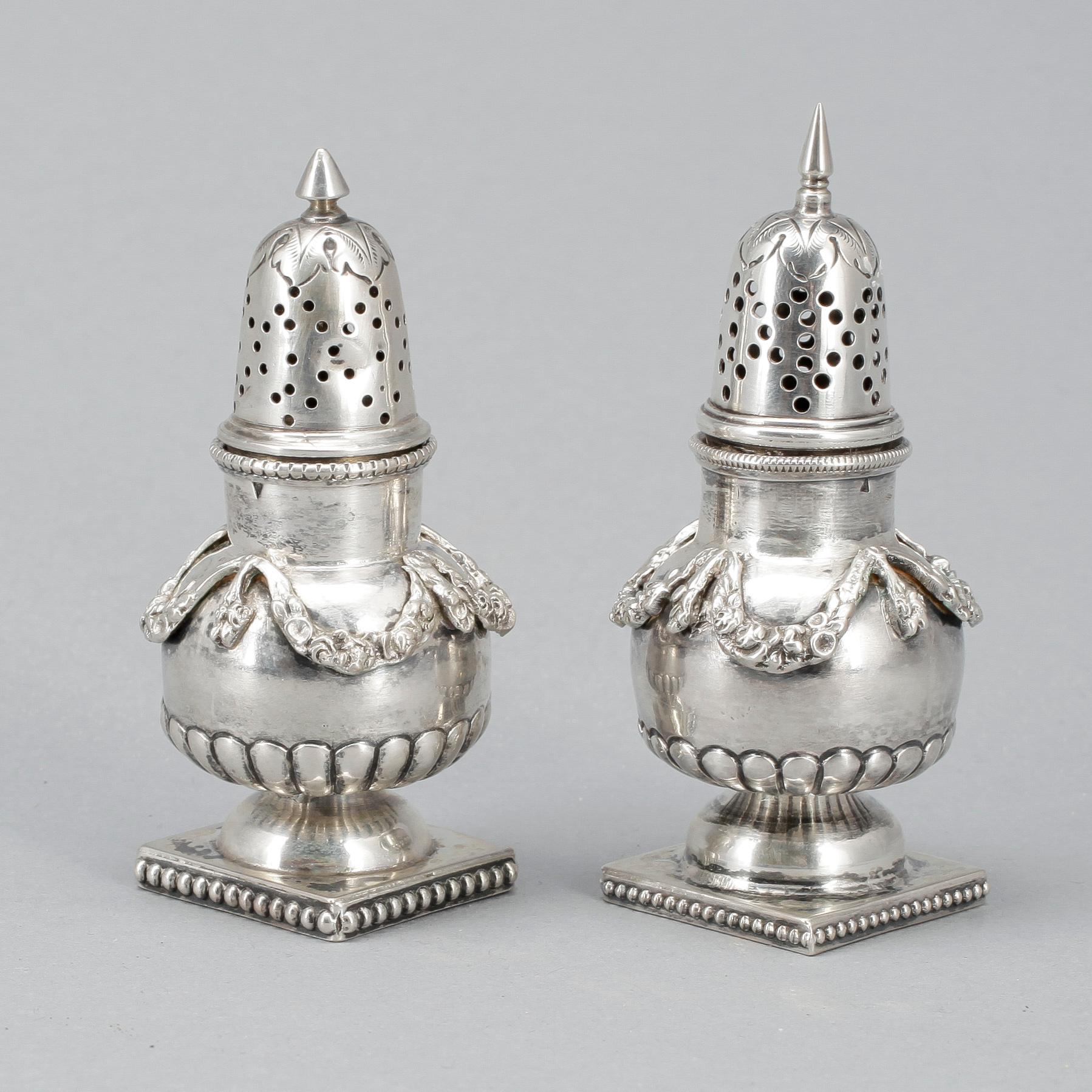 STRÖARE, ett par snarlika, silver, oidentifierade stämplar, omkring 1900. Vikt ca 110g.