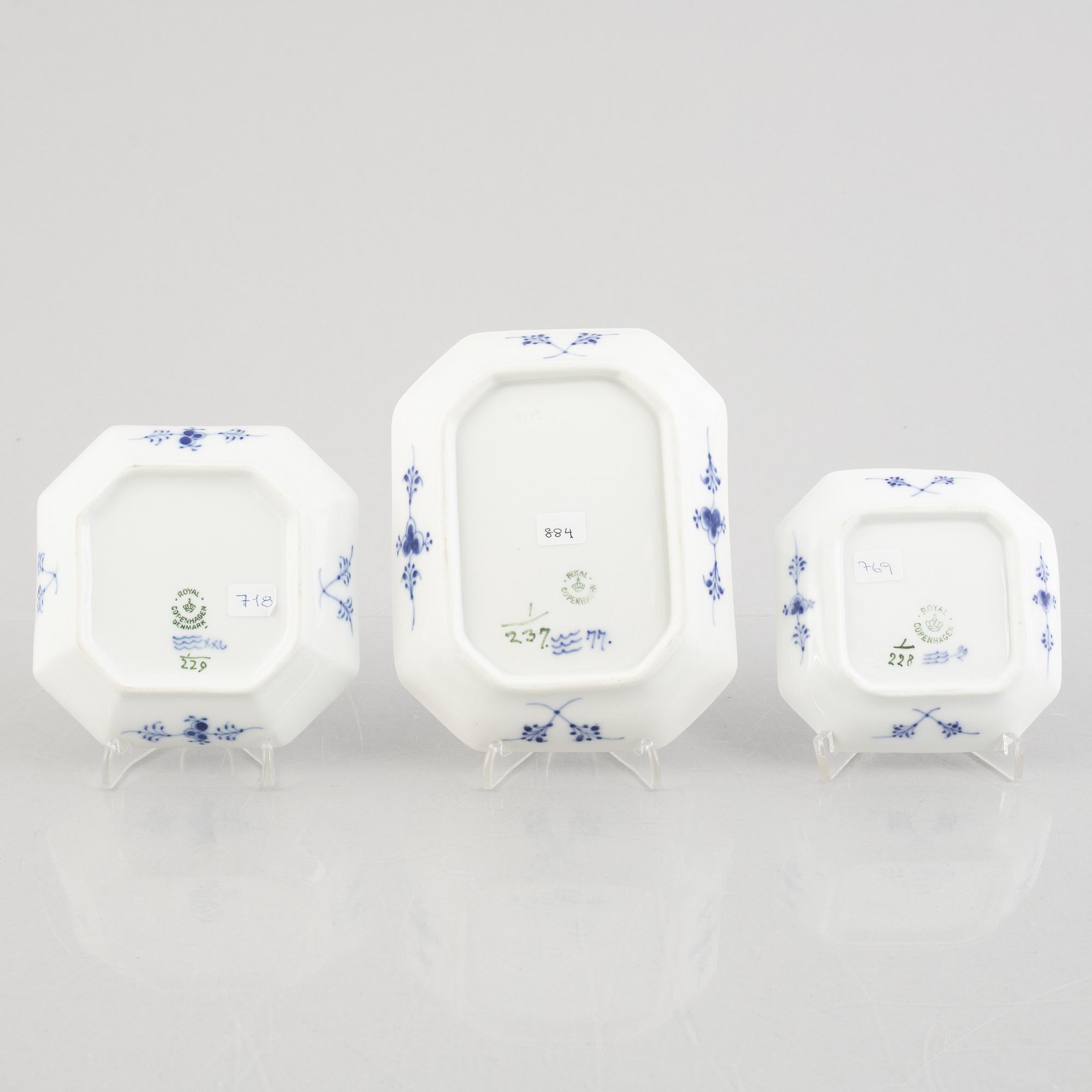 A group of three dishes and two bowls, 'Blue Fluted Plain'/'Musselmalet rifflet', Royal Copenhagen, 1898-1923 and later.