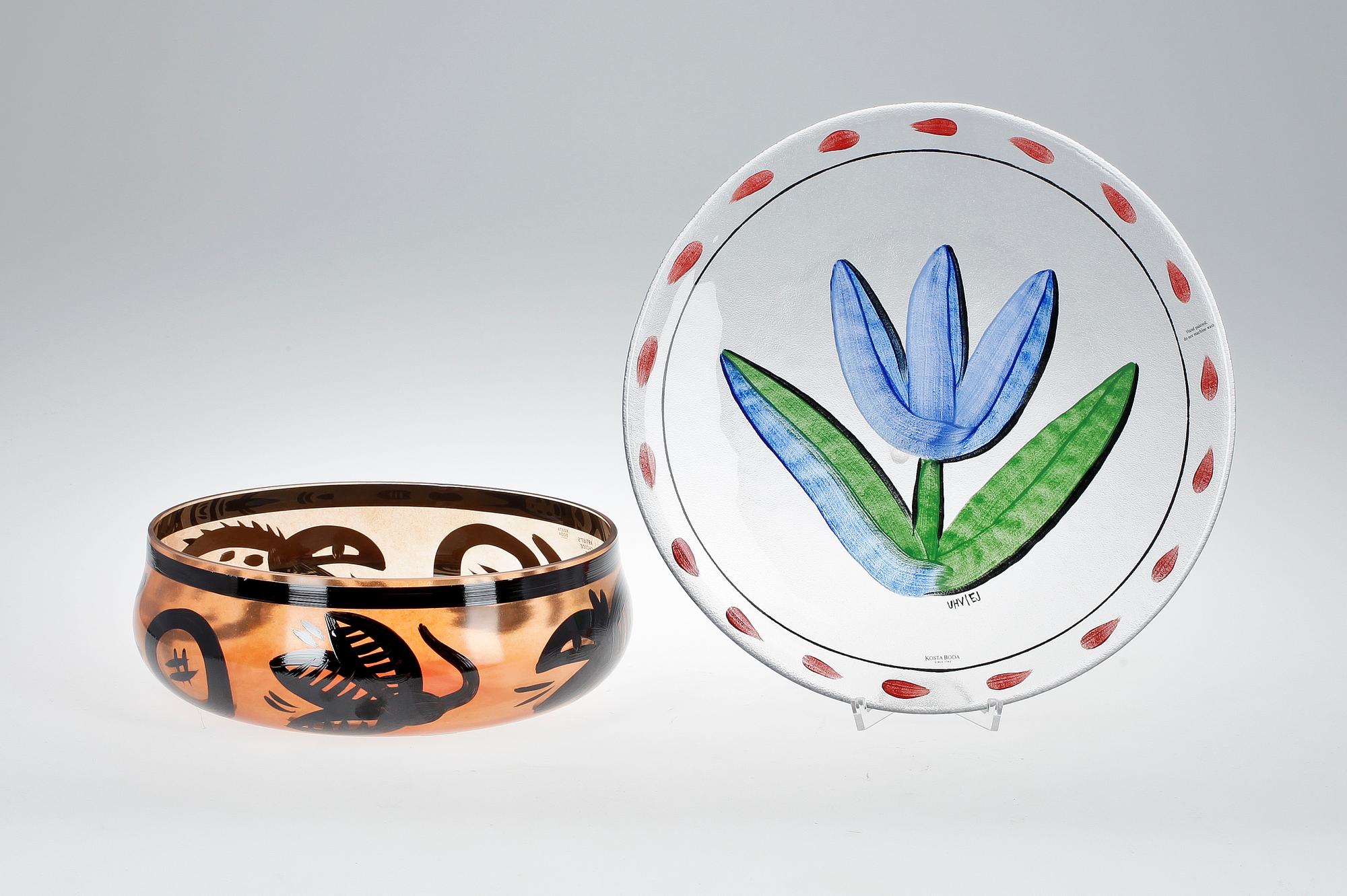 SKÅL samt FAT, glas, Ulrica Hydman-Vallien, Kosta. Sign.