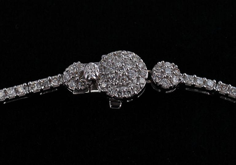 COLLIER, 830 briljantslipade diamanter 10.40 ct. H/si-I.  Längd 43 cm. Vikt 47,9 g. SJL intyg nr. 4180.