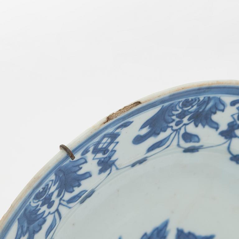 Two blue and white dishes and a vase, China, 18th/20th century.